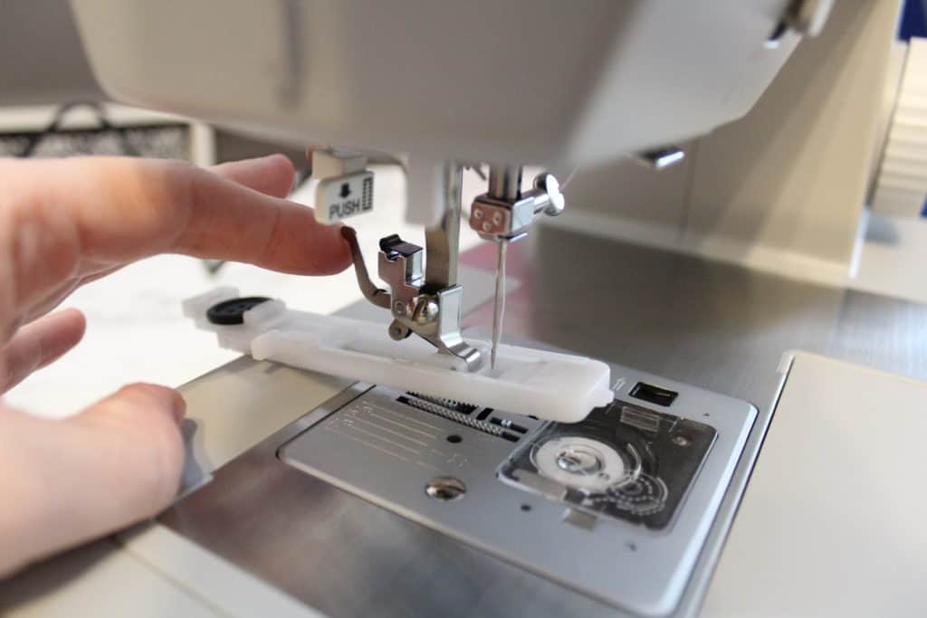 making a buttonhole with a singer heavy duty sewing machine