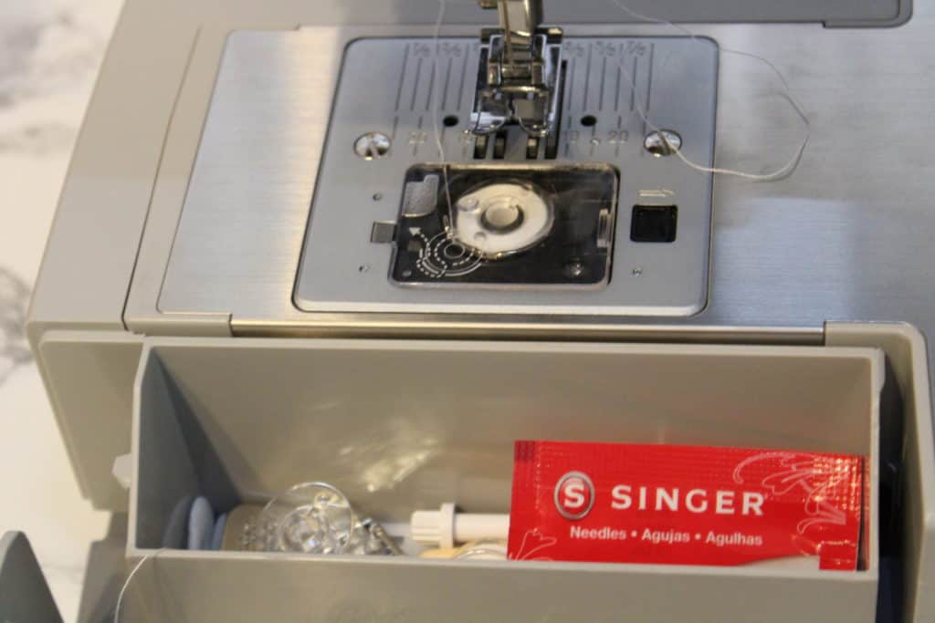 what comes with the singer 4423 sewng machine