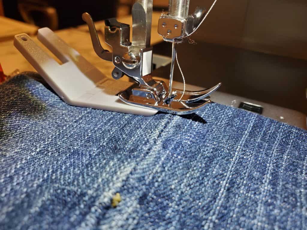 singer 4452 clearance plate in action on seams