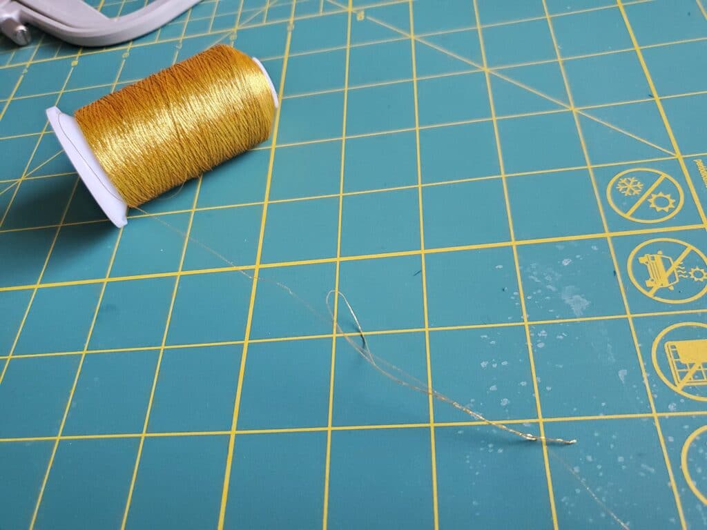 kinking and rolling of metallic embroidery machine threads