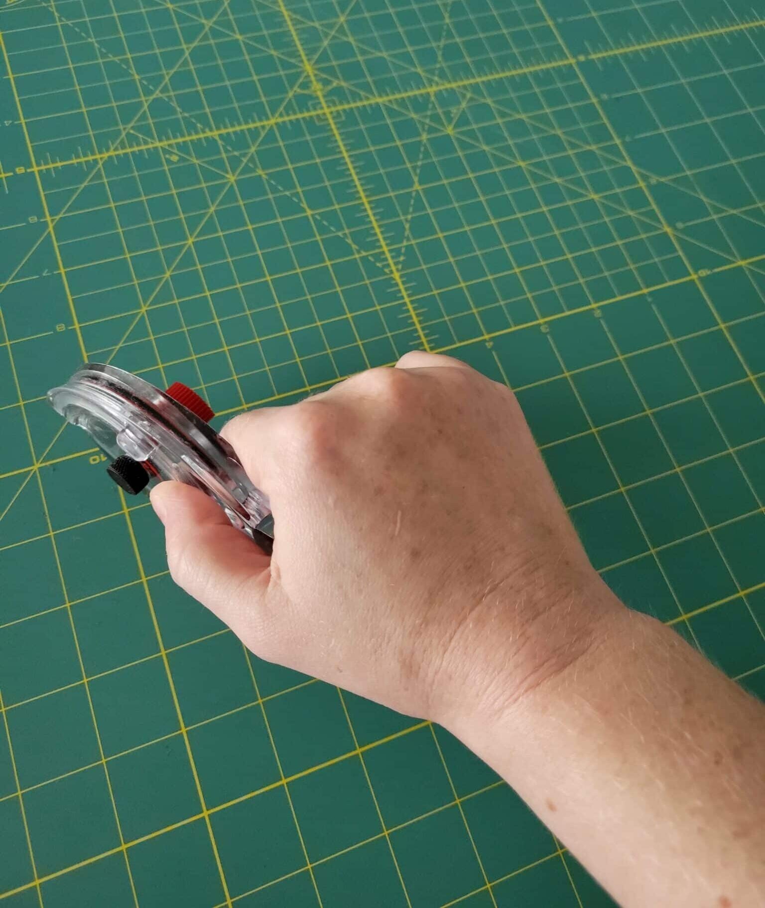 how i hold the cutter