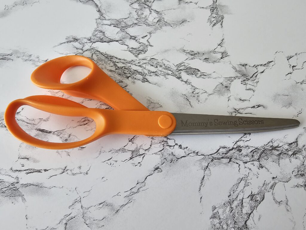 engraved sewing scissors that say "Mommy's sewing scissors"